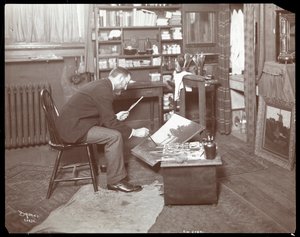 E. W. Eton werkt aan een schilderij, 1907